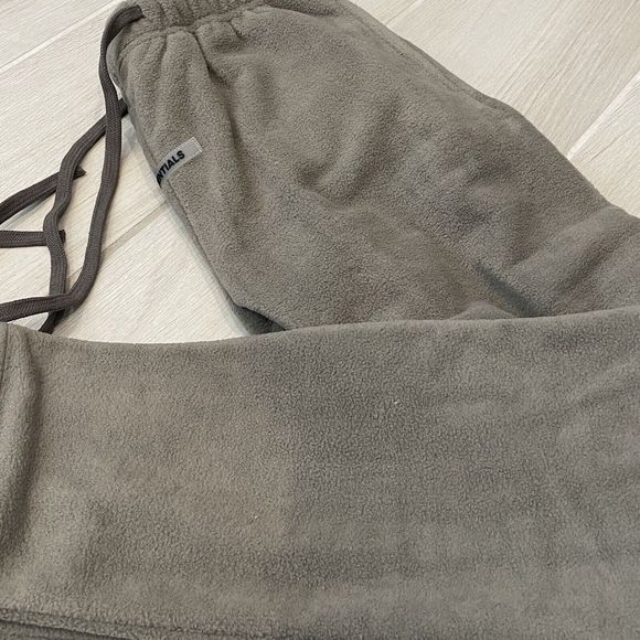Essentials Sweatpants Size M Fear of God Fog Polar Fleece Grey Flannel Charcoal - Picture 2 of 6